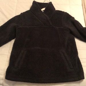 Black fuzzy north face pullover
